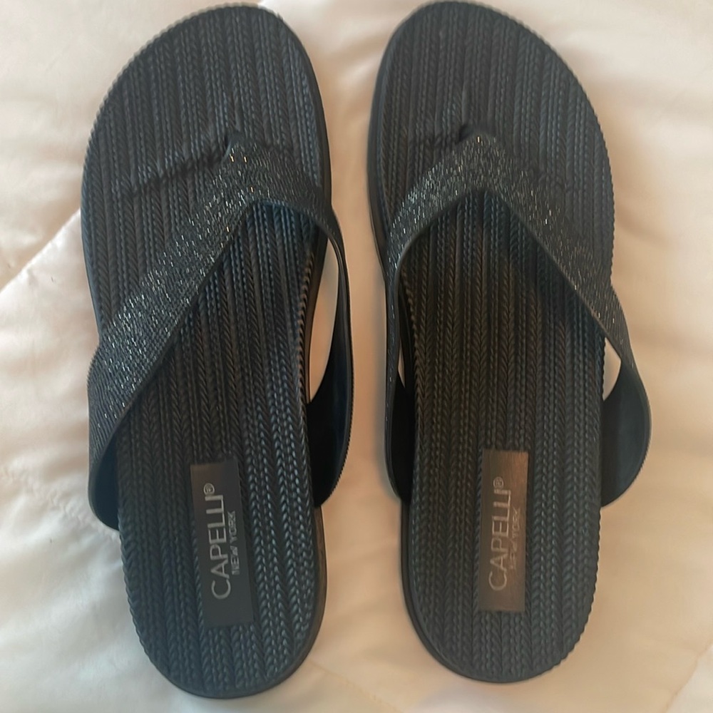 Capelli New York women’s black flip flop sandals.                           NwoT